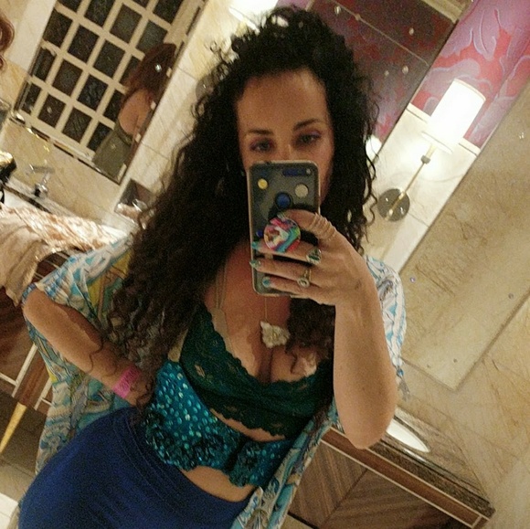 Hi I'm Leah. <3 Special items with great vibes! - Picture 3 of 5